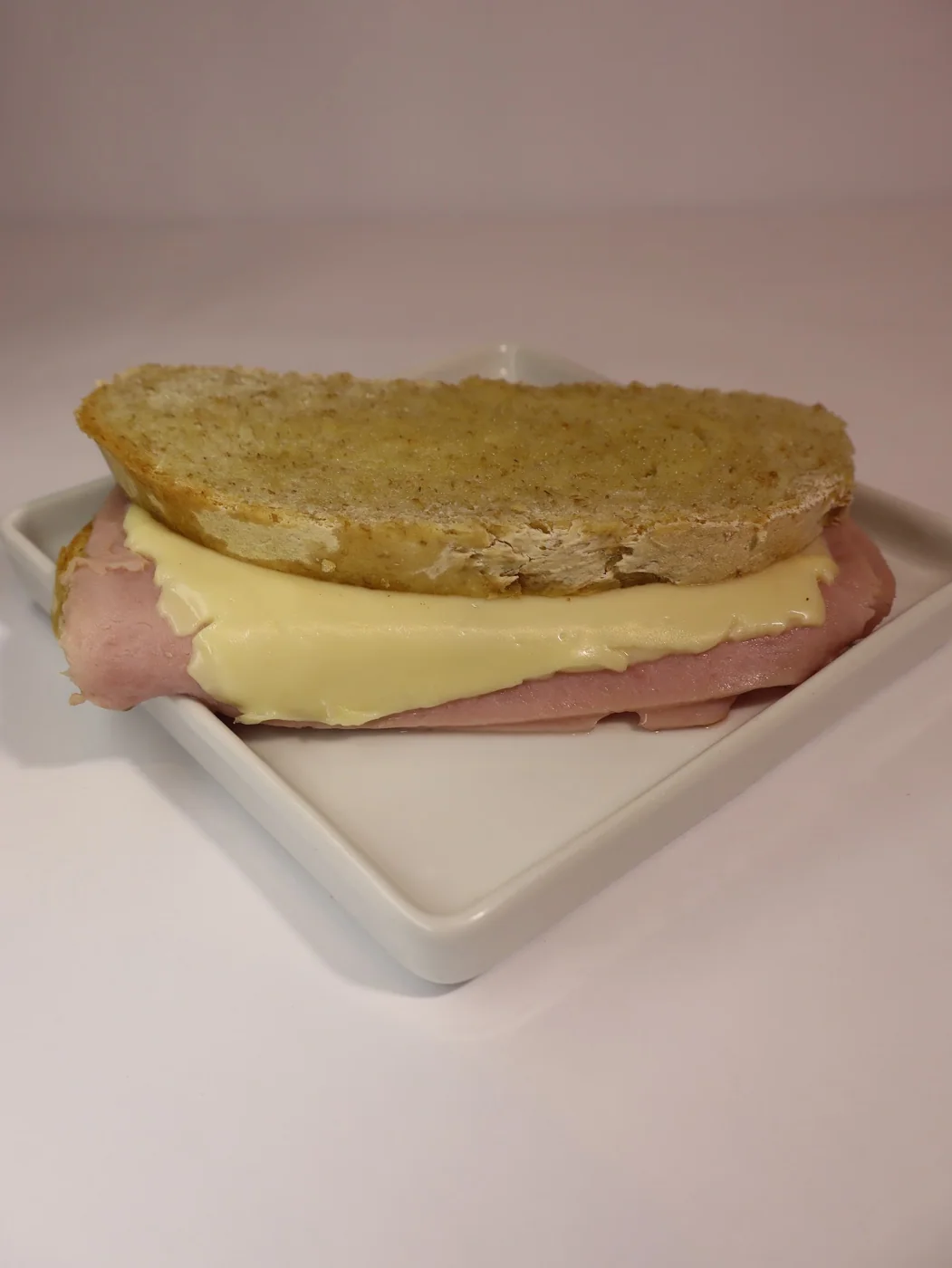 Sanduíche presunto e queijo