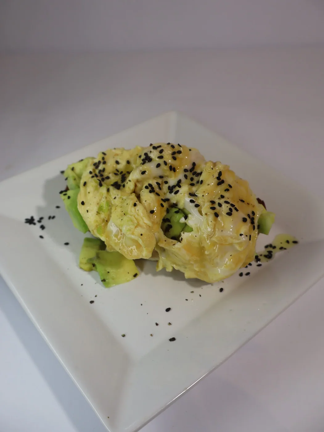 Pão com abacate e ovo