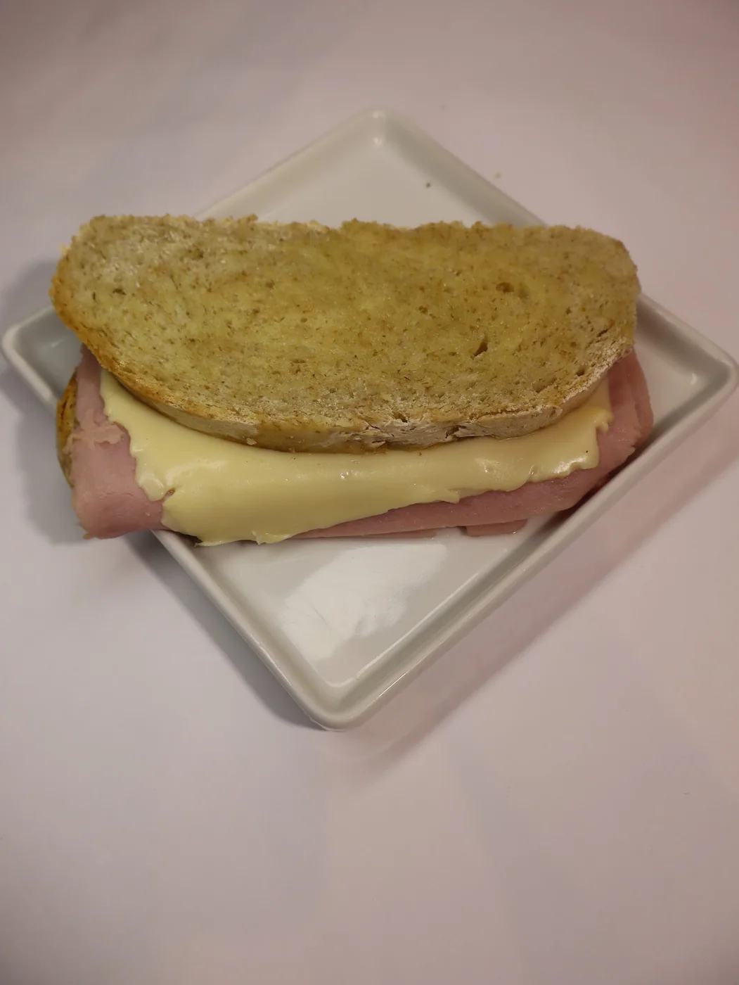 Sanduíche presunto e queijo