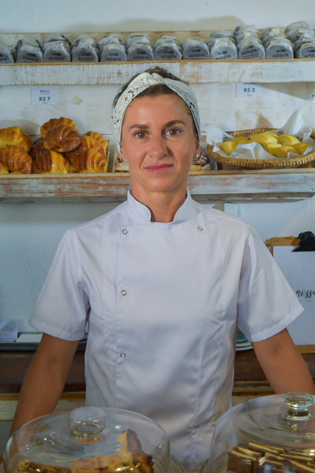Natália, from Nossa Pipa, at the counter