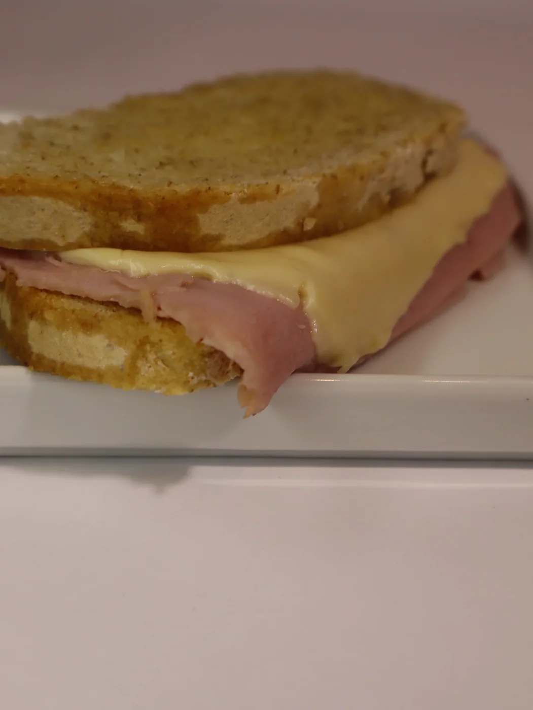 Sanduíche presunto e queijo