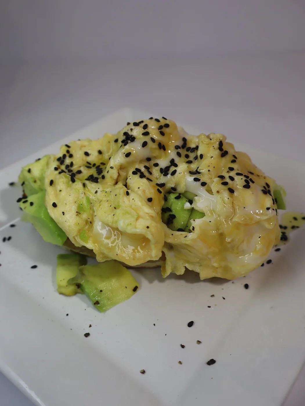 Fatia de pão com abacate e ovo